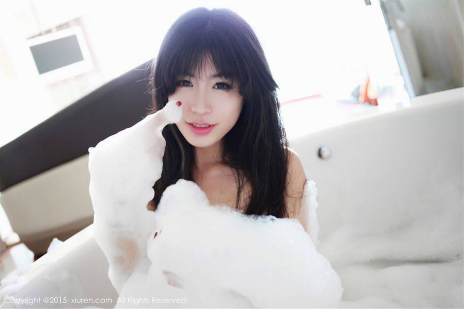 养眼美眉刘雪妮玩泡沫唯美人体艺术写真