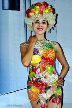 性感模特诱人的水果人体彩绘艺术欣赏