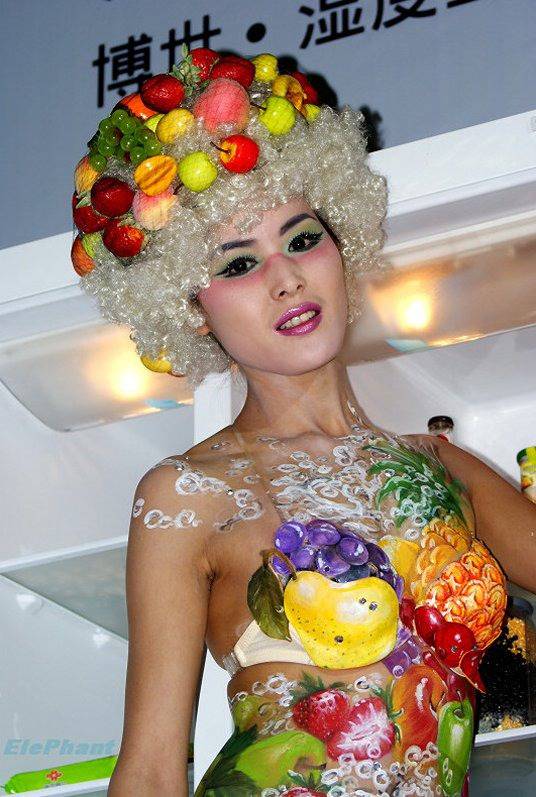 性感模特诱人的水果人体彩绘艺术欣赏