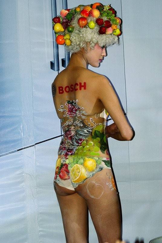 性感模特诱人的水果人体彩绘艺术欣赏