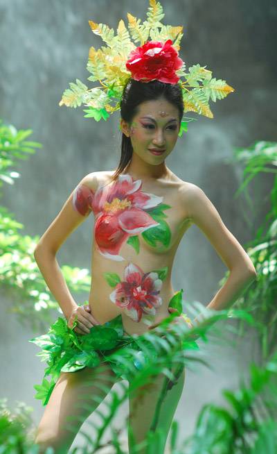 丛林中的人体彩绘艺术