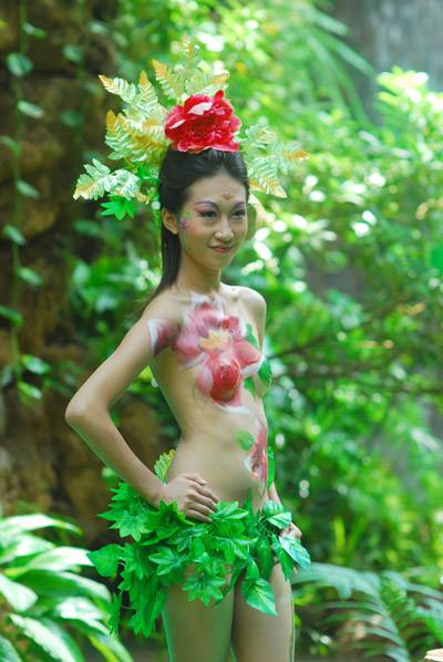 丛林中的人体彩绘艺术