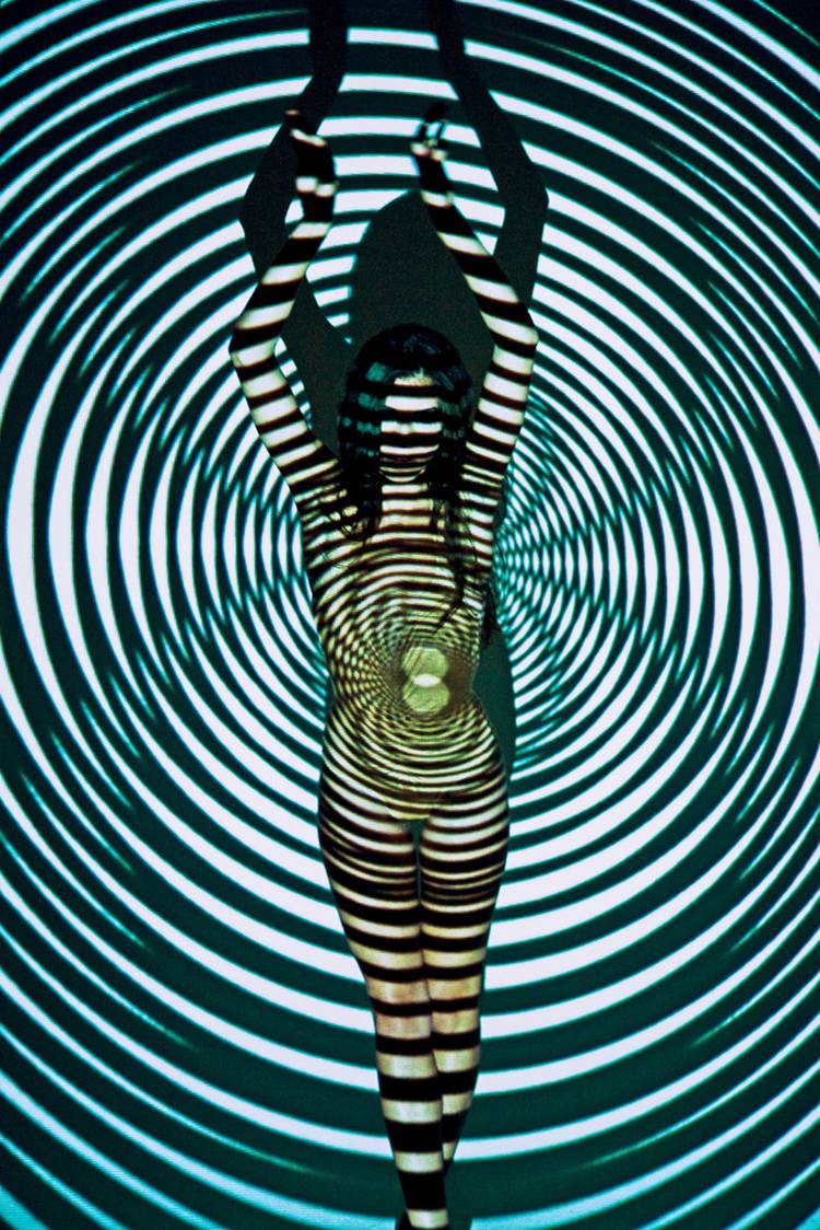 个性大胆美女人体艺术写真