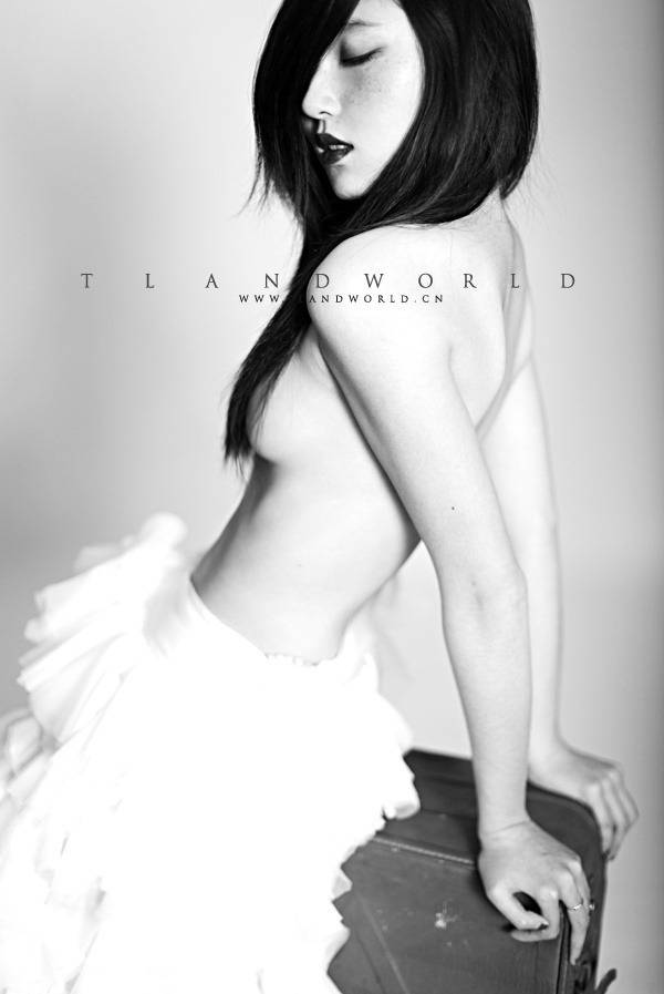 惊讶不已的俄罗斯美女黑白人体艺术照片大全