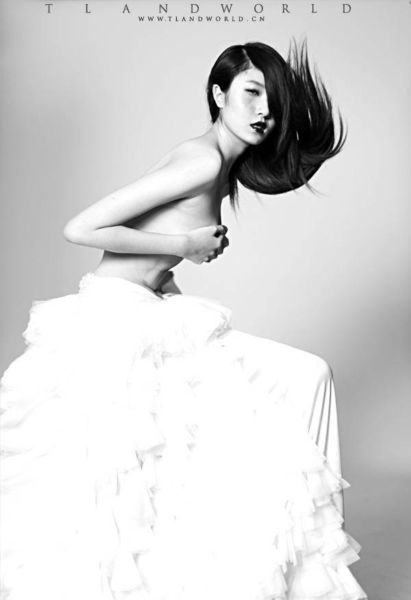 惊讶不已的俄罗斯美女黑白人体艺术照片大全