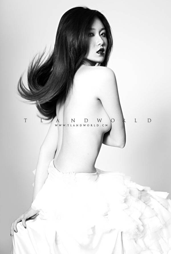 惊讶不已的俄罗斯美女黑白人体艺术照片大全