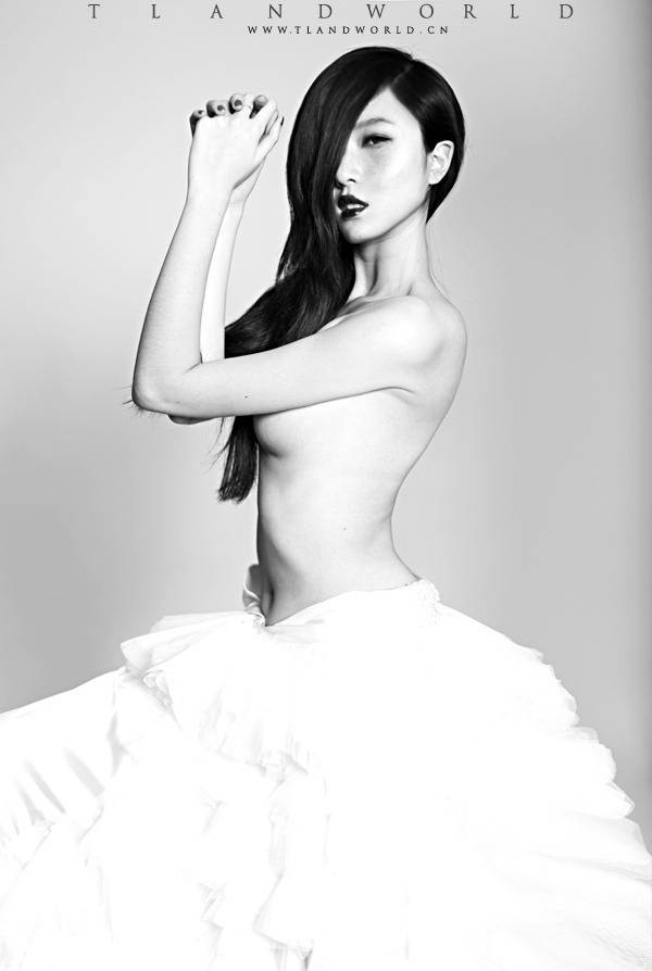 惊讶不已的俄罗斯美女黑白人体艺术照片大全