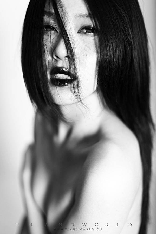 惊讶不已的俄罗斯美女黑白人体艺术照片大全