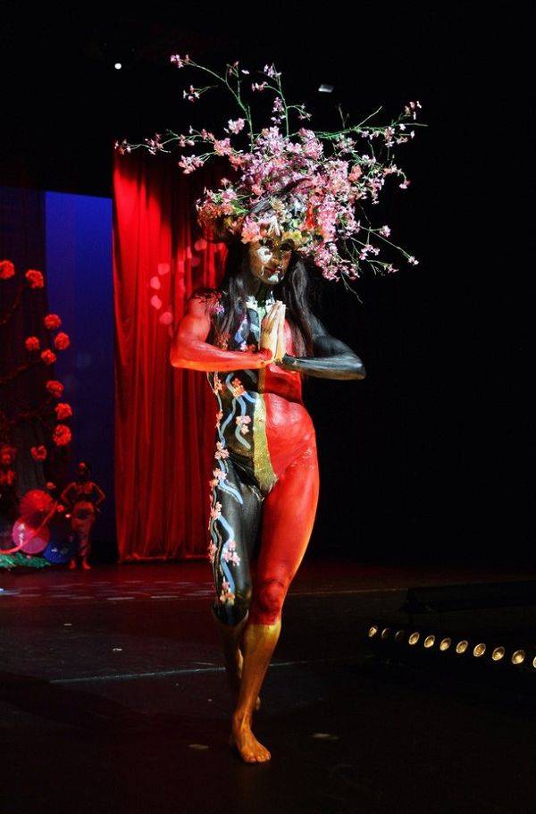 狂放美国模特性感人体艺术照片