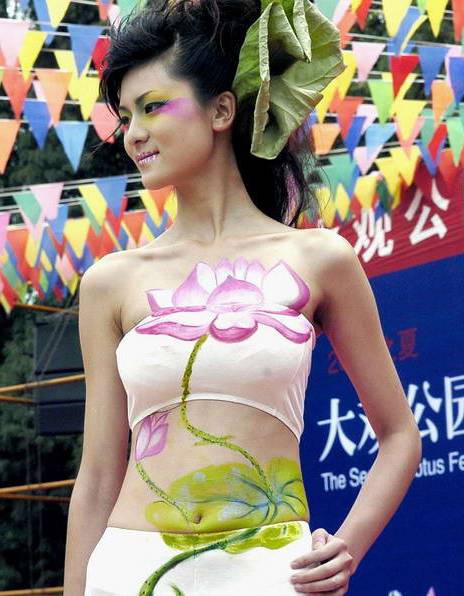 甜美印度模特人体彩绘照片