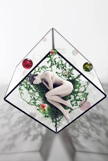 性感美女演绎被封锁的人体艺术写真