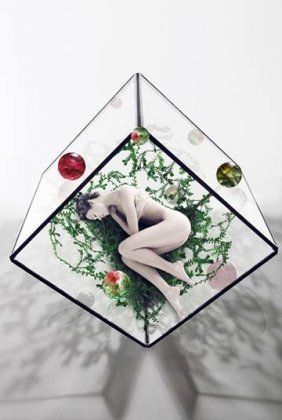 性感美女演绎被封锁的人体艺术写真