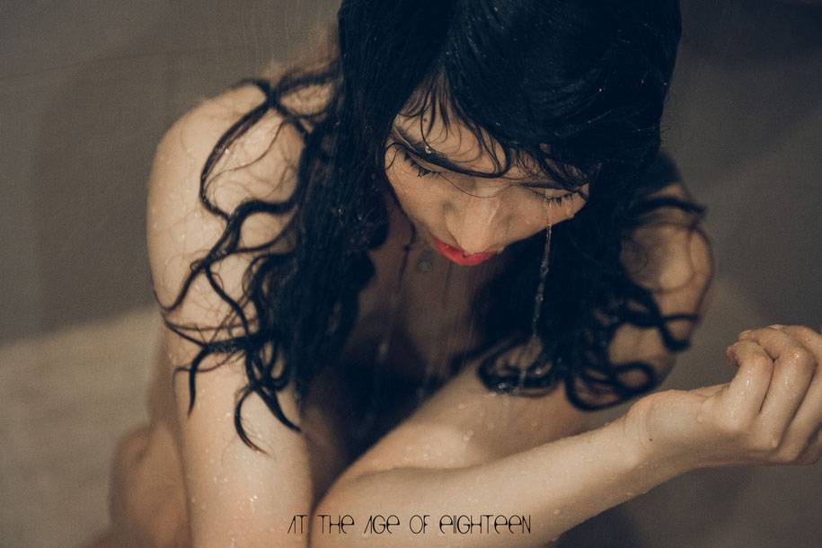 美女酒店浴室人体艺术摄影图片