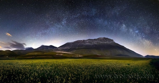 旋转的星空摄影图片