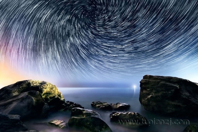 旋转的星空摄影图片