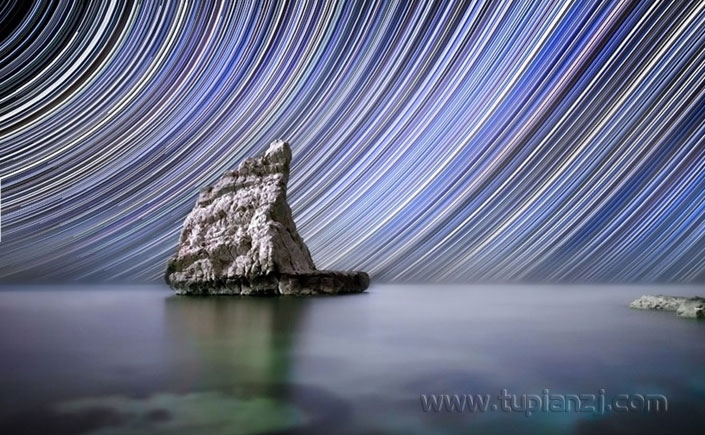 旋转的星空摄影图片