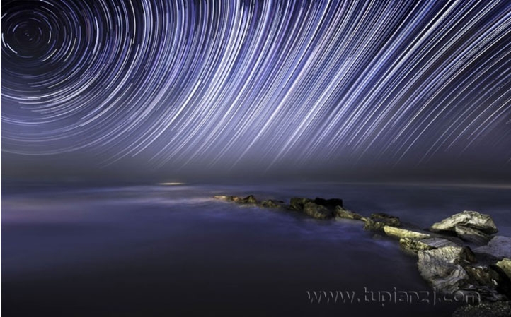 旋转的星空摄影图片