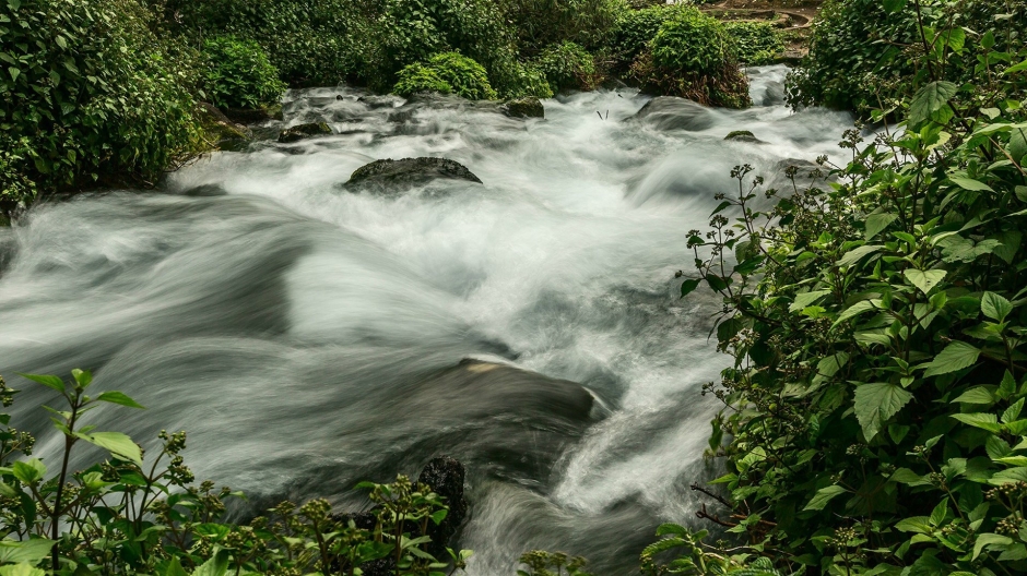 清澈唯美的自然河流风景桌面壁纸