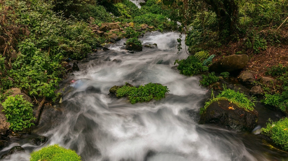 清澈唯美的自然河流风景桌面壁纸