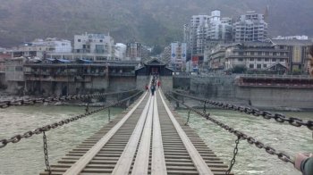 粗朴大气的独立铁索桥图片