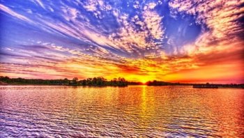 夕阳映红了湖面