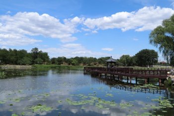 天空晴朗的圆明园风景图