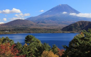 云雾之间山谷风光美景桌面壁纸图片1下载