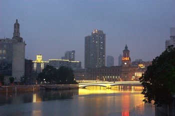 雨夜中的外滩掠影