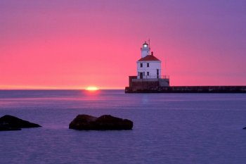 唯美日出海上灯塔的图片