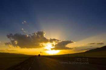 草原晨光摄影图片