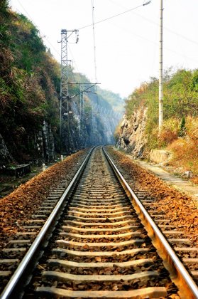 山间唯美摄影铁路轨道图片