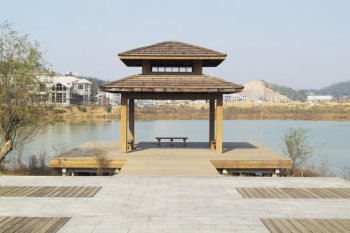 唯美风景区木制亭子图片