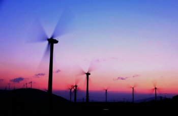 浪漫晚霞转动的大风车图片