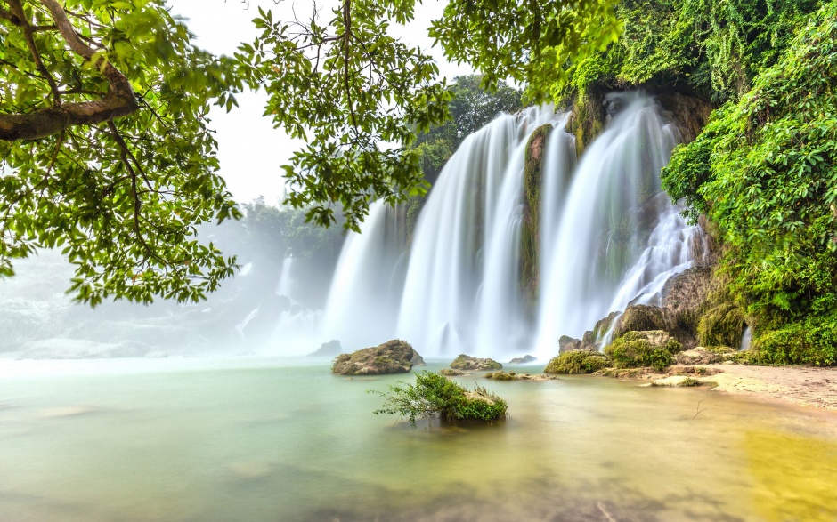 壮观秀丽的高山流水风景图片