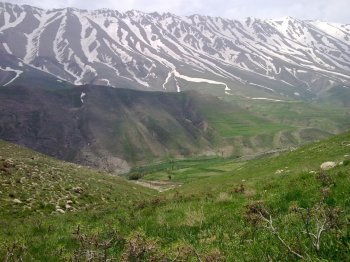 雪山脚下丘陵风景图片电脑桌面壁纸下载