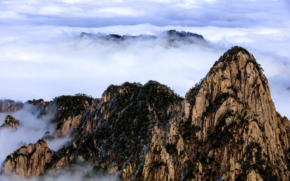 黄山烟雾缭绕崇山峻岭风景图片
