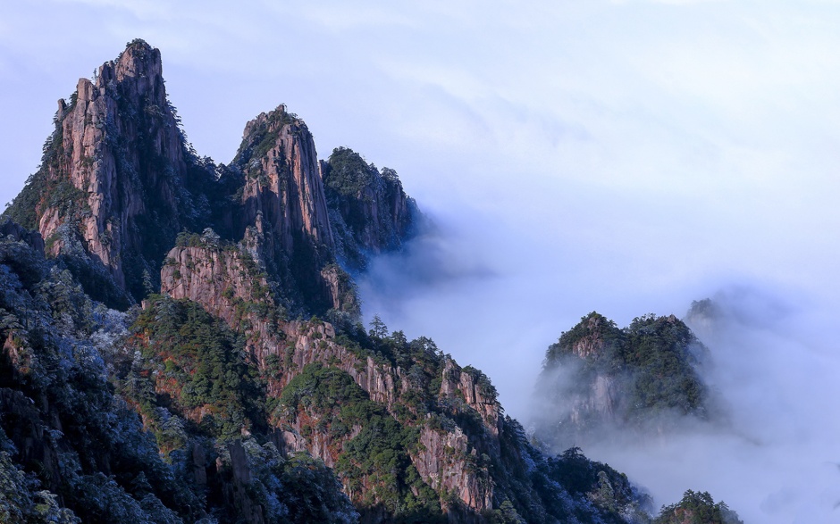 黄山烟雾缭绕崇山峻岭风景图片