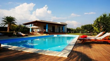 清澈的游泳池风景壁纸