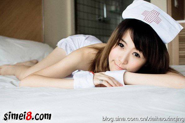 粉嫩的美眉cosplay护士装图片