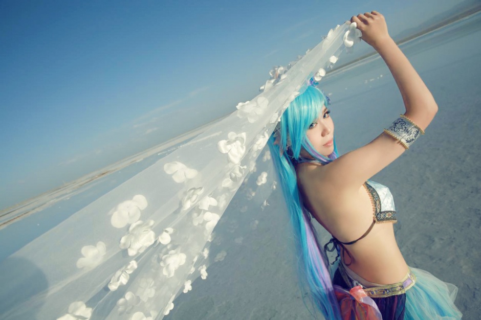 唯美的海边cosplay美女图片