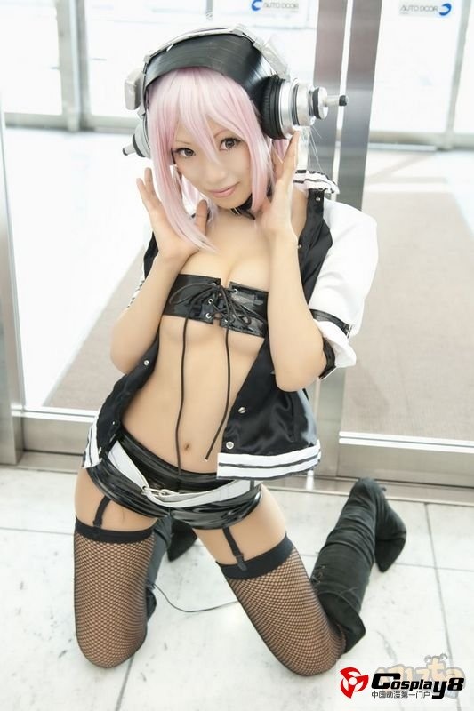 超吸引眼球的性感萌妹cosplay
