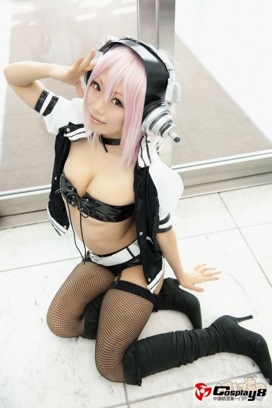 超吸引眼球的性感萌妹cosplay