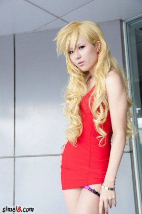 黄发美女cos性感图片欣赏