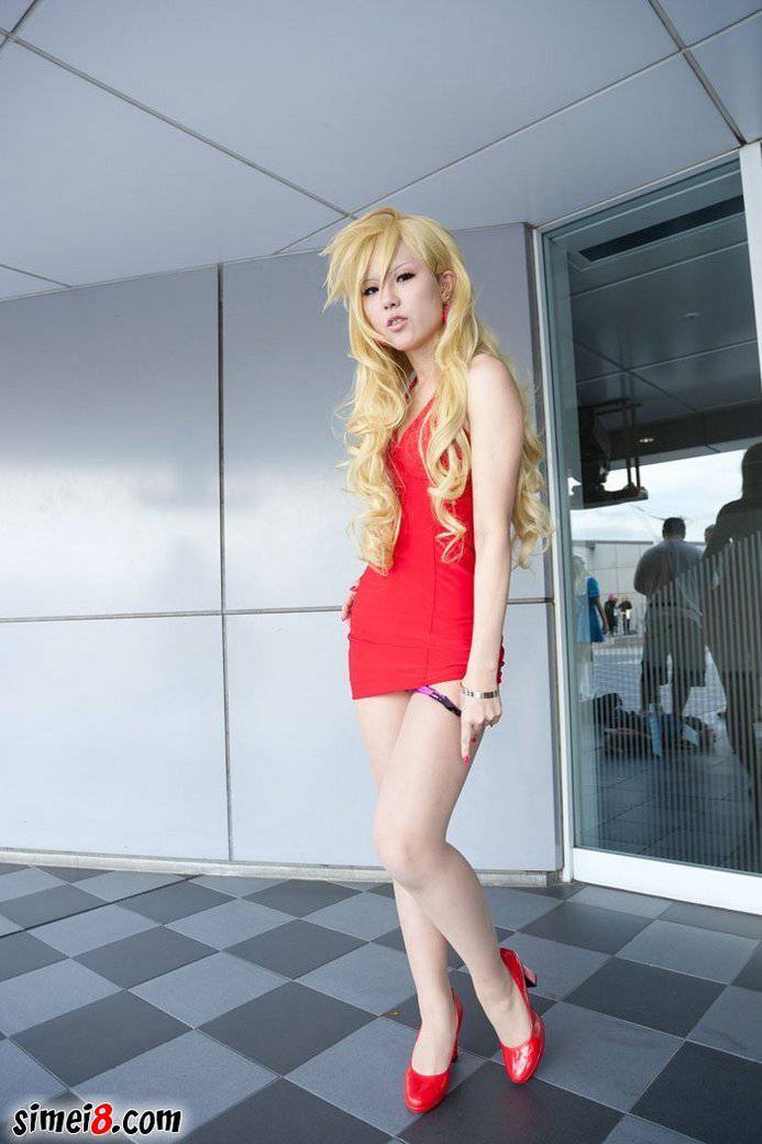 黄发美女cos性感图片欣赏