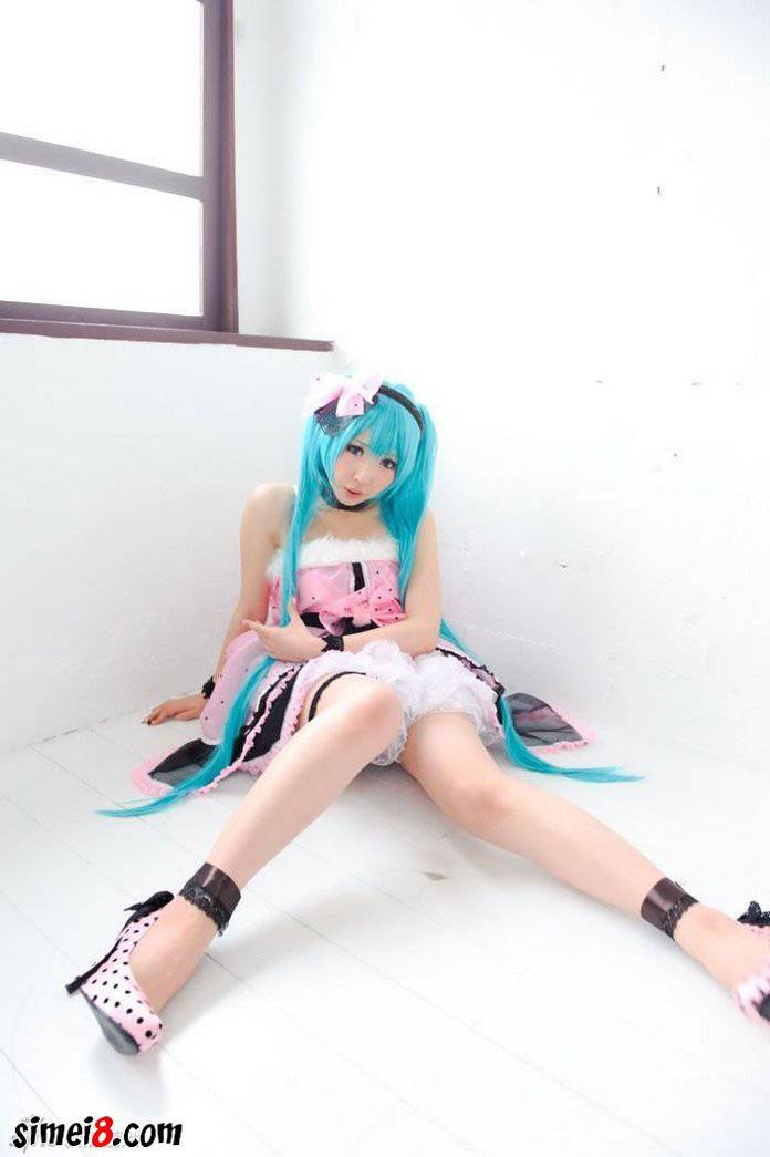 妹子Cosplay初音未来粉嫩私房照