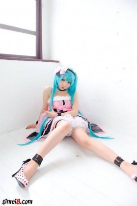 妹子Cosplay初音未来粉嫩私房照
