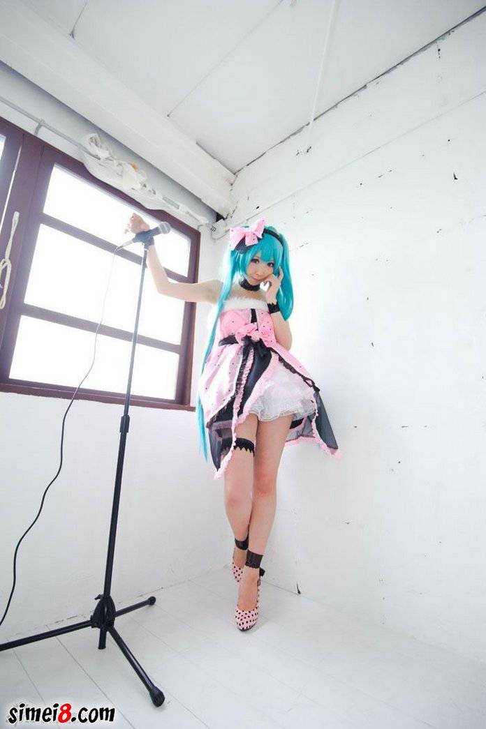 妹子Cosplay初音未来粉嫩私房照