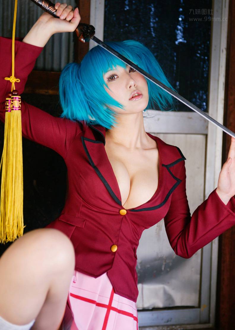 巨胸美女性感cos蓝发短裙学生