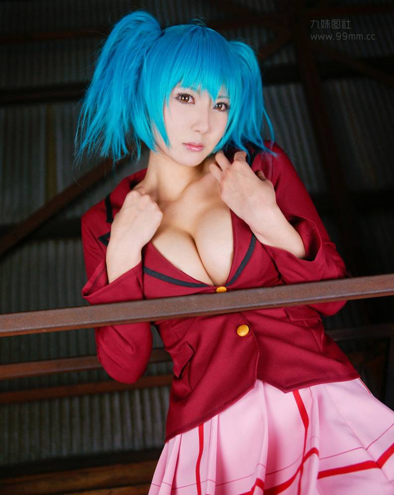 巨胸美女性感cos蓝发短裙学生