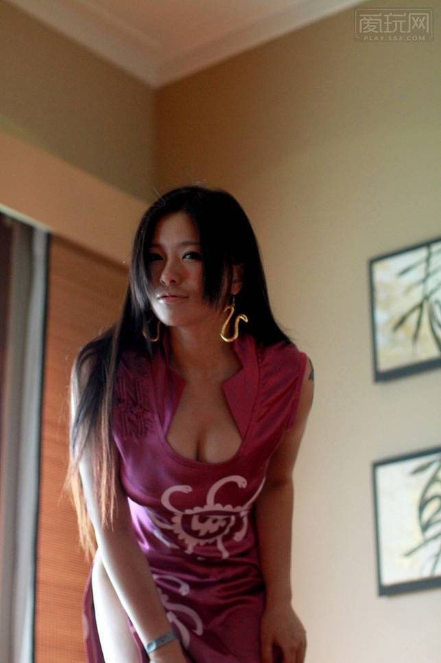 极品长发美女性感cospaly女帝蛇姬